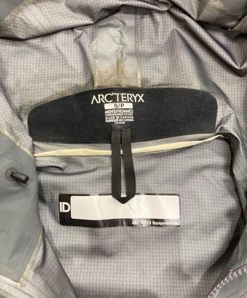 ARC'TERYX（アークテリクス）ARC'TERYX (アークテリクス) 'LEAF' Alpha LT Jacket gen2　GORE-TEX  グレー サイズ:Sの古着・服飾アイテム