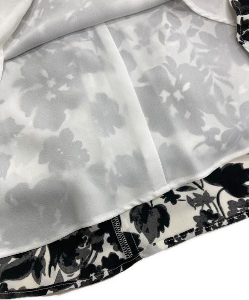 LAUREN RALPH LAUREN（ローレンラルフローレン）LAUREN RALPH LAUREN (ローレンラルフローレン) 花柄ノースリーブワンピース ホワイト×ブラック サイズ:2の古着・服飾アイテム
