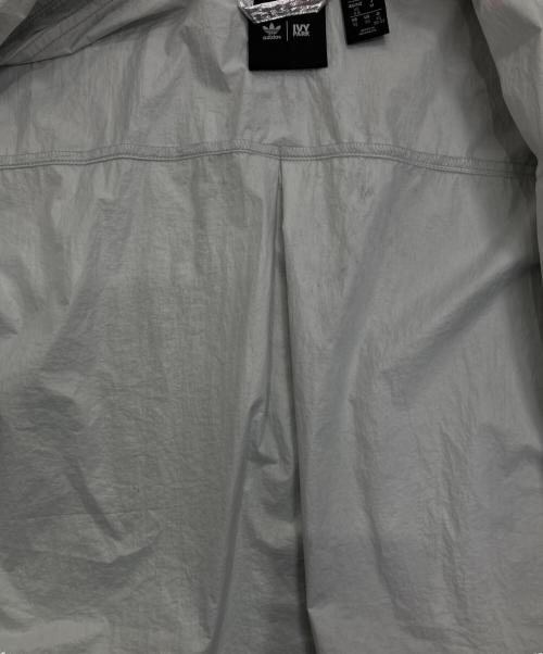 adidas（アディダス）adidas (アディダス) Ivy Park (アイヴィーパーク) メタリックシャツ シルバー サイズ:Mの古着・服飾アイテム