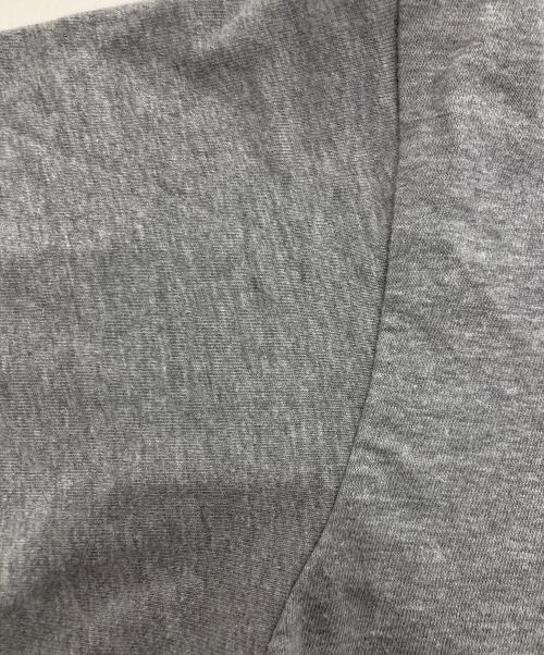 PLAY COMME des GARCONS（プレイコムデギャルソン）PLAY COMME des GARCONS (プレイコムデギャルソン) ワッペンTシャツ グレー サイズ:Lの古着・服飾アイテム