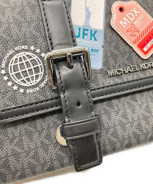 MICHAEL KORS（マイケルコース）MICHAEL KORS (マイケル・コース) COOPER トランククロスボディバッグ グレー×ブラックの古着・服飾アイテム