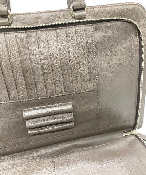 PRADA（プラダ）PRADA (プラダ) サフィアーノレザーブリーフケース グレージュの古着・服飾アイテム