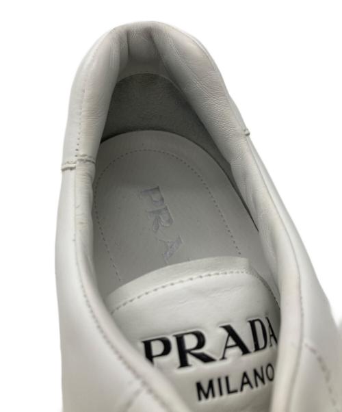 PRADA（プラダ）PRADA (プラダ) レザーローカットスニーカー ホワイト サイズ:8 1/2の古着・服飾アイテム