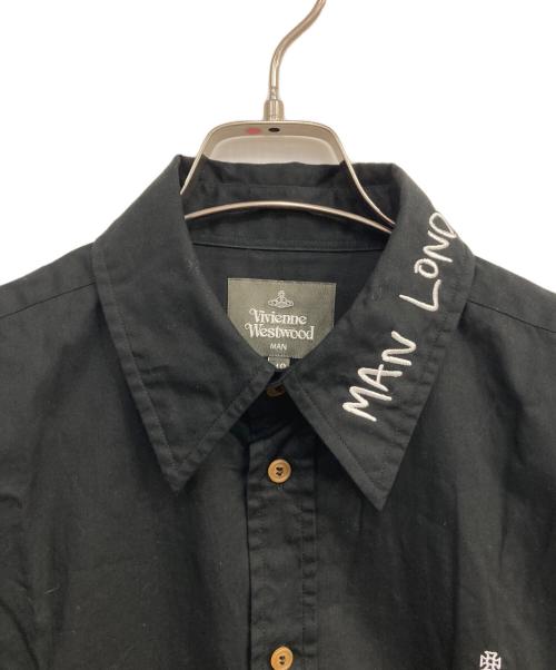 Vivienne Westwood man（ヴィヴィアン ウェストウッド マン）Vivienne Westwood man (ヴィヴィアン ウェストウッド マン) Embroidery Classic Shirt ブラック サイズ:48の古着・服飾アイテム