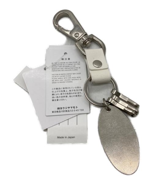 Y's（ワイズ）Y's (ワイズ) BRASS Y'S PLATE KEYRING ホワイト×シルバー 未使用品の古着・服飾アイテム