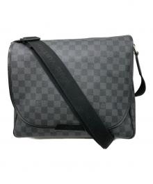 LOUIS VUITTON（ルイ ヴィトン）の古着「ダニエルGM メッセンジャーバッグ　ダミエ・グラフィット」｜ブラック