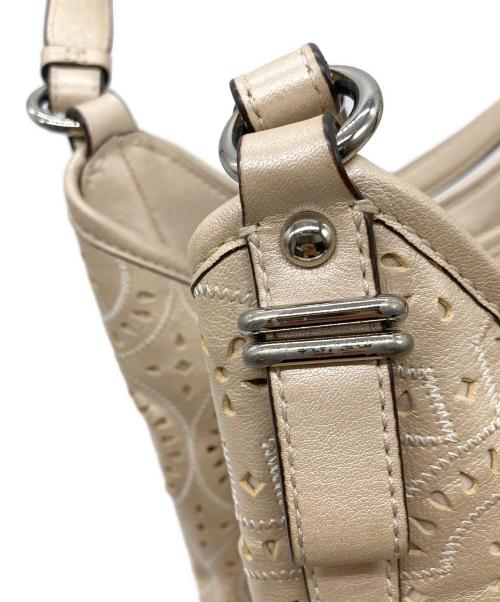 COACH（コーチ）COACH (コーチ) マディソンマギーパンチングフラワートートバッグ ベージュの古着・服飾アイテム