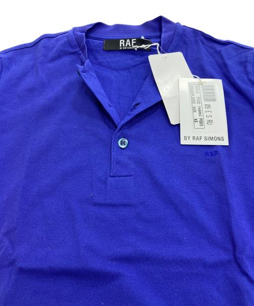 RAF BY RAF SIMONS（ラフバイ ラフシモンズ）RAF BY RAF SIMONS (ラフバイ ラフシモンズ) ヘンリーネックポロシャツ ブルー サイズ:XS 未使用品の古着・服飾アイテム