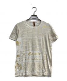 JOHN GALLIANO（ジョンガリアーノ）の古着「ニュースペーパー柄 半袖Tシャツ」｜ホワイト×ゴールド