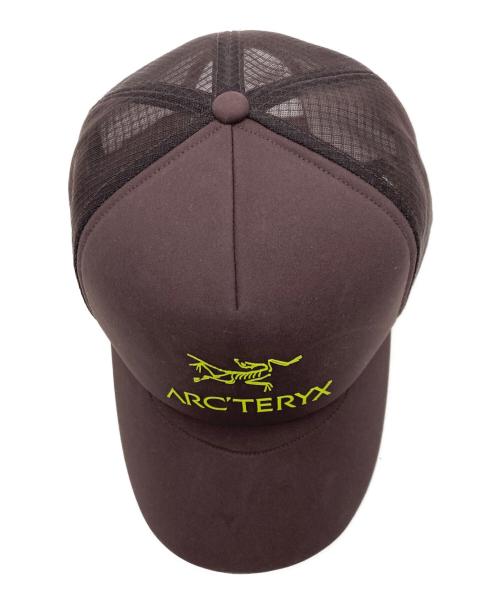 ARC'TERYX（アークテリクス）ARC'TERYX (アークテリクス) Bird Word Trucker Curved キャップ ブラウン サイズ:Ｆｒｅｅの古着・服飾アイテム