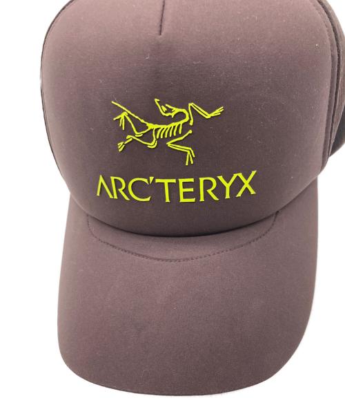 ARC'TERYX（アークテリクス）ARC'TERYX (アークテリクス) Bird Word Trucker Curved キャップ ブラウン サイズ:Ｆｒｅｅの古着・服飾アイテム
