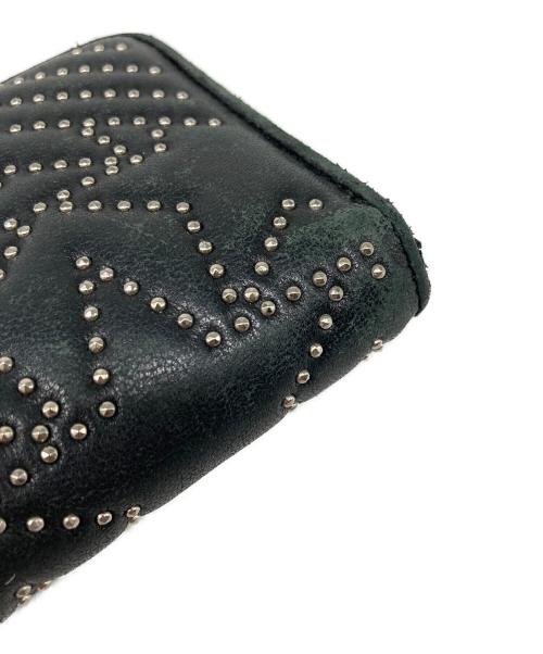 JIMMY CHOO（ジミーチュウ）JIMMY CHOO (ジミーチュウ) スタースタッズラウンドジップウォレット ブラックの古着・服飾アイテム