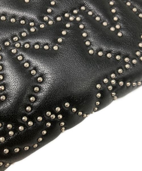 JIMMY CHOO（ジミーチュウ）JIMMY CHOO (ジミーチュウ) スタースタッズラウンドジップウォレット ブラックの古着・服飾アイテム