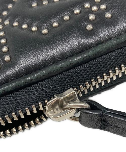 JIMMY CHOO（ジミーチュウ）JIMMY CHOO (ジミーチュウ) スタースタッズラウンドジップウォレット ブラックの古着・服飾アイテム