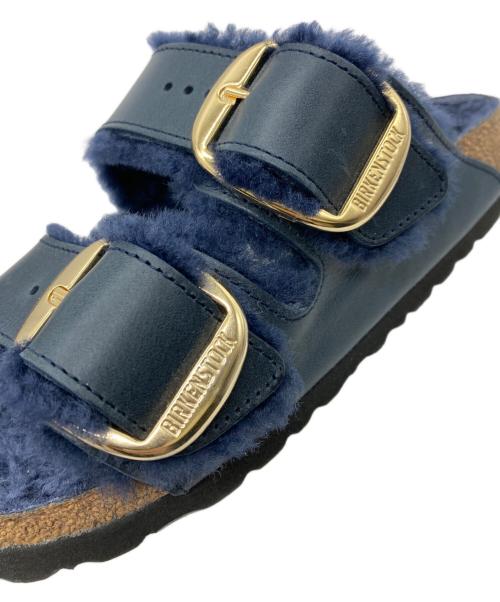 BIRKENSTOCK（ビルケンシュトック）BIRKENSTOCK (ビルケンシュトック) アリゾナ ビッグバックル ムートンサンダル ネイビー サイズ:23cmの古着・服飾アイテム