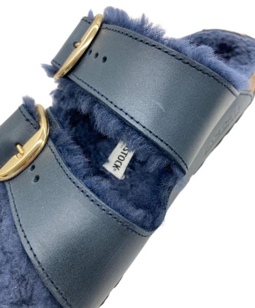 BIRKENSTOCK（ビルケンシュトック）BIRKENSTOCK (ビルケンシュトック) アリゾナ ビッグバックル ムートンサンダル ネイビー サイズ:23cmの古着・服飾アイテム
