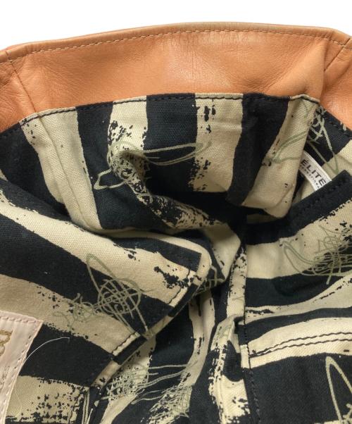 Vivienne Westwood（ヴィヴィアンウエストウッド）Vivienne Westwood (ヴィヴィアンウエストウッド) レザーフラップショルダーバッグ ブラウンの古着・服飾アイテム