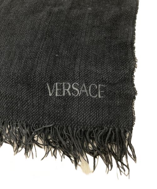 VERSACE（ヴェルサーチェ）VERSACE (ヴェルサーチェ) ロゴ刺繍ストール ブラックの古着・服飾アイテム