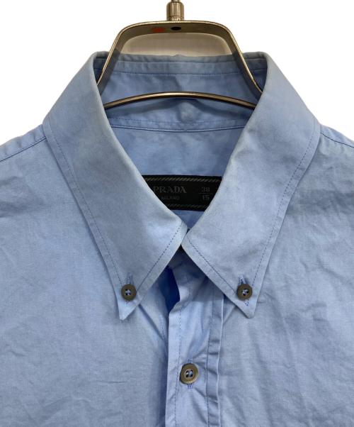 PRADA（プラダ）PRADA (プラダ) ラバーロゴワンポケット ボタンダウン長袖シャツ ブルー サイズ:38/15の古着・服飾アイテム