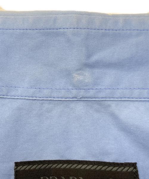PRADA（プラダ）PRADA (プラダ) ラバーロゴワンポケット ボタンダウン長袖シャツ ブルー サイズ:38/15の古着・服飾アイテム