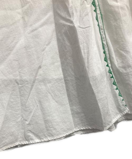 ne quittez pas（ヌキテパ）ne quittez pas (ヌキテパ) VOILE EMB V NECK DRESS ホワイト サイズ:freeの古着・服飾アイテム