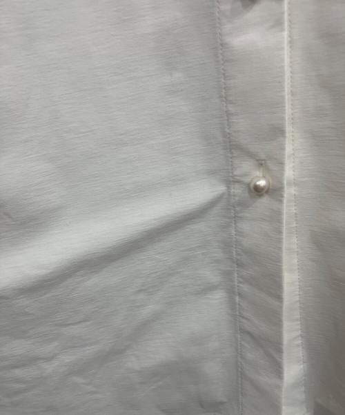 VIRINA（ヴィリーナ）VIRINA (ヴィリーナ) スージーパールボタンシャツ ホワイト サイズ:Mの古着・服飾アイテム
