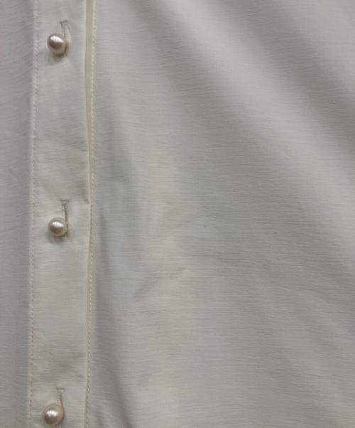 VIRINA（ヴィリーナ）VIRINA (ヴィリーナ) スージーパールボタンシャツ ホワイト サイズ:Mの古着・服飾アイテム