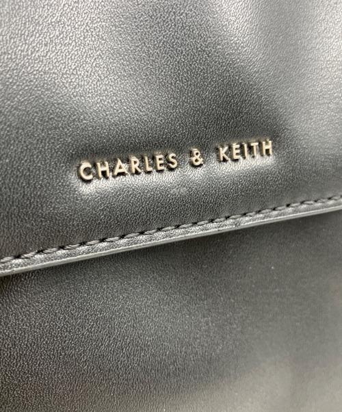 CHARLES & KEITH（チャールズアンドキース）CHARLES & KEITH (チャールズアンドキース) フロントフラップ ストラクチャーバックパック ブラックの古着・服飾アイテム