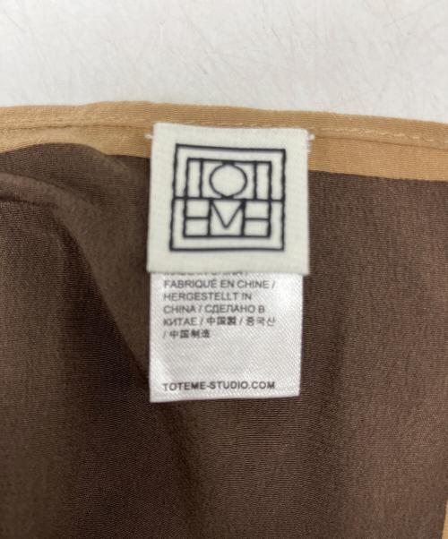 toteme（トーテム）toteme (トーテム) センターモノグラム シルクスカーフ ブラウンの古着・服飾アイテム