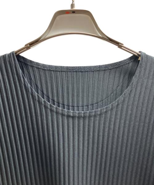 HOMME PLISSE ISSEY MIYAKE（オム プリッセ イッセイ ミヤケ）HOMME PLISSE ISSEY MIYAKE (オム プリッセ イッセイ ミヤケ) MC JULY ドロップショルダープリーツTシャツ グレー サイズ:3の古着・服飾アイテム