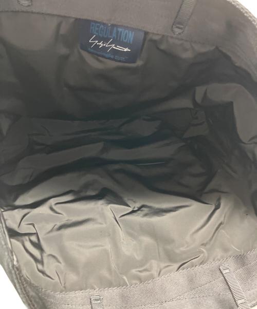 REGULATION Yohji Yamamoto（レギュレーションヨウジヤマモト）REGULATION Yohji Yamamoto (レギュレーションヨウジヤマモト) TOPOLOGIE (トポロジー) TECH SATEEN YY TOTE ブラックの古着・服飾アイテム