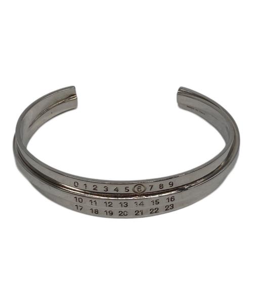 MM6 Maison Margiela（エムエムシックスメゾンマルジェラ）MM6 Maison Margiela (エムエムシックスメゾンマルジェラ) ブラス ロゴバングル シルバーの古着・服飾アイテム