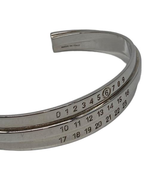 MM6 Maison Margiela（エムエムシックスメゾンマルジェラ）MM6 Maison Margiela (エムエムシックスメゾンマルジェラ) ブラス ロゴバングル シルバーの古着・服飾アイテム