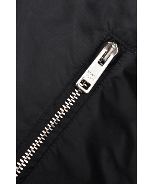 PRADA（プラダ）PRADA (プラダ) ロゴプレート付ナイロンジャケット ブラック サイズ:SIZE Lの古着・服飾アイテム