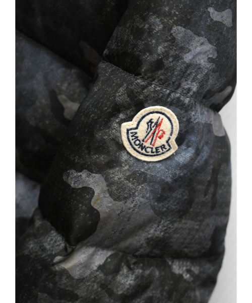MONCLER（モンクレール）MONCLER (モンクレール) カモ柄ダウンジャケット グレー サイズ:KIDS 14の古着・服飾アイテム