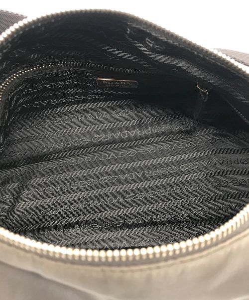 PRADA（プラダ）PRADA (プラダ) ナイロンショルダーバッグ グレーの古着・服飾アイテム