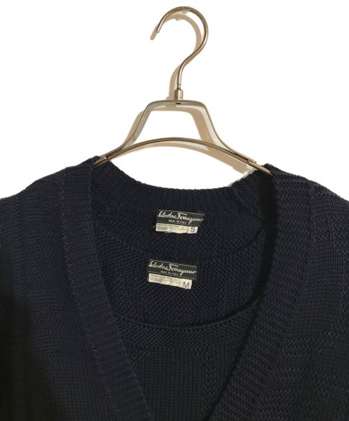 Salvatore Ferragamo（サルヴァトーレ フェラガモ）Salvatore Ferragamo (サルヴァトーレ フェラガモ) ガンチーニジャガードアンサンブルカーディガン ネイビー サイズ:カーディガン：S　ニット：Mの古着・服飾アイテム