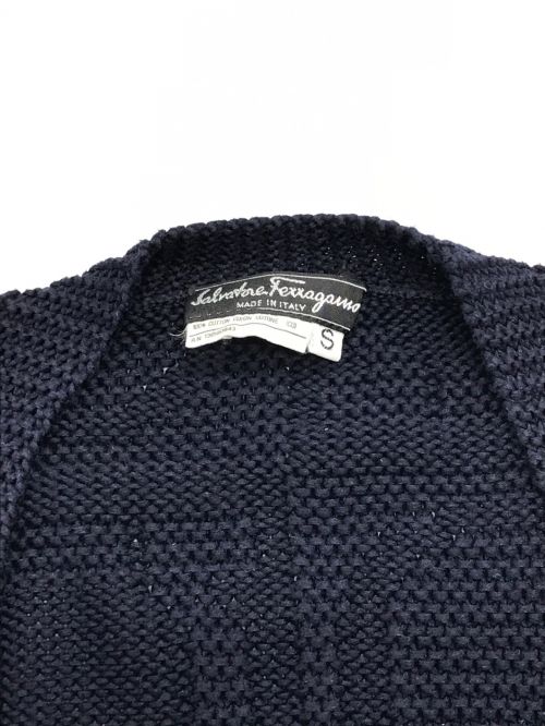 Salvatore Ferragamo（サルヴァトーレ フェラガモ）Salvatore Ferragamo (サルヴァトーレ フェラガモ) ガンチーニジャガードアンサンブルカーディガン ネイビー サイズ:カーディガン：S　ニット：Mの古着・服飾アイテム