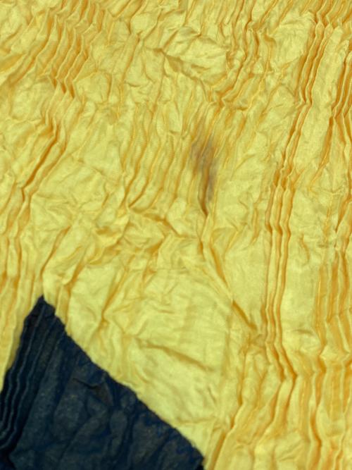 ISSEY MIYAKE（イッセイミヤケ）ISSEY MIYAKE (イッセイミヤケ) ドッキング クラッシュプリーツ ロングスカート レッド×イエロー サイズ:Mの古着・服飾アイテム