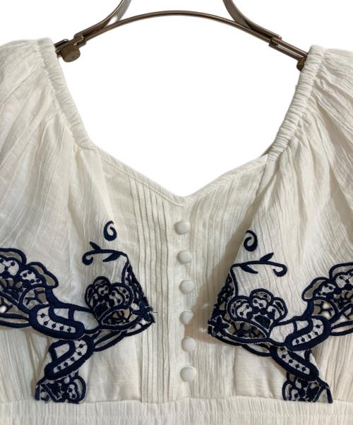 HER LIP TO（ハーリップトゥ）Her lip to (ハーリップトゥ) Cutwork Embroidery Angel Sleeve Dress ホワイト×ネイビー サイズ:Sの古着・服飾アイテム