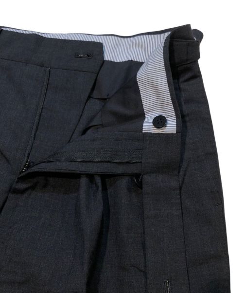 BEAMS F（ビームスエフ）BEAMS F (ビームスエフ) IGARASHI TROUSERS (イガラシ トラウザーズ) 2プリーツ サイドアジャスター スラックス グレー サイズ:46の古着・服飾アイテム