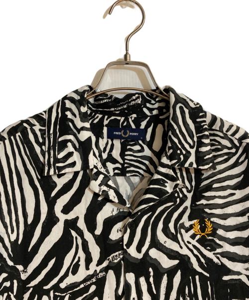 FRED PERRY（フレッドペリー）FRED PERRY (フレッドペリー) Zebra Print Revere Shirt/ゼブラプリントリビアシャツ ホワイト×ブラック サイズ:Mの古着・服飾アイテム