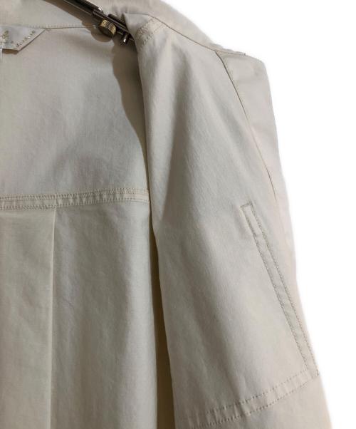 To b. by agnes b.（トゥービー バイ アニエスベー）To b. by agnes b. (トゥービー バイ アニエスベー) ロゴ刺繍カバーオール アイボリー サイズ:38の古着・服飾アイテム