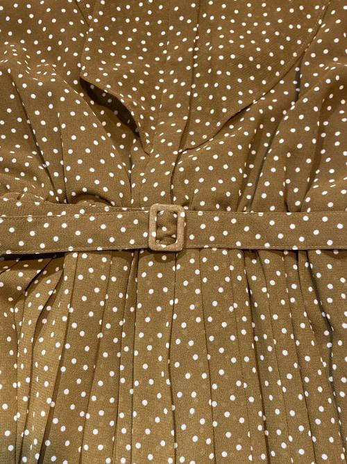 Mila Owen（ミラオーウェン）Mila Owen (ミラオーウェン) ラッフルデザインプリーツジョゼットワンピ カーキの古着・服飾アイテム