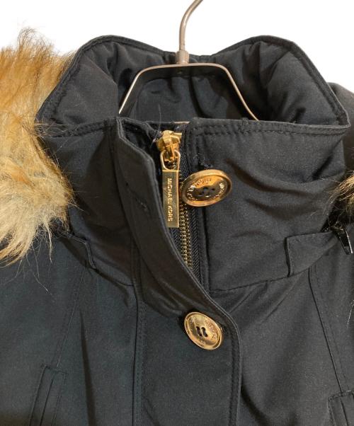 MICHAEL KORS（マイケル・コース）MICHAEL KORS (マイケル・コース) ロゴワッペンファー付きダウンコート ブラック サイズ:Sの古着・服飾アイテム