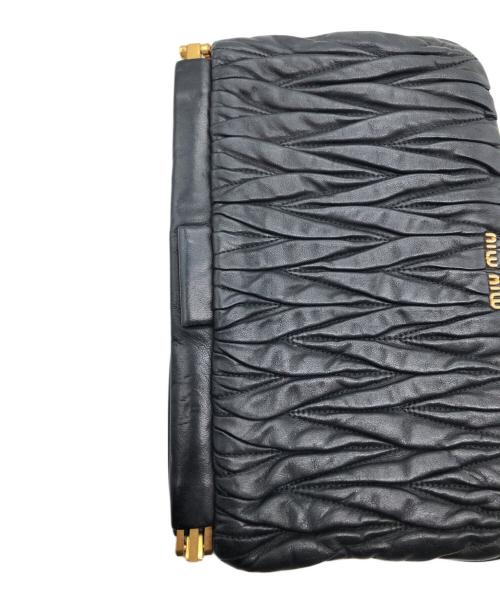 MIU MIU（ミュウミュウ）MIU MIU (ミュウミュウ) マテラッセラムスキンクラッチバッグ ブラックの古着・服飾アイテム