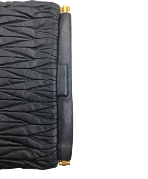 MIU MIU（ミュウミュウ）MIU MIU (ミュウミュウ) マテラッセラムスキンクラッチバッグ ブラックの古着・服飾アイテム