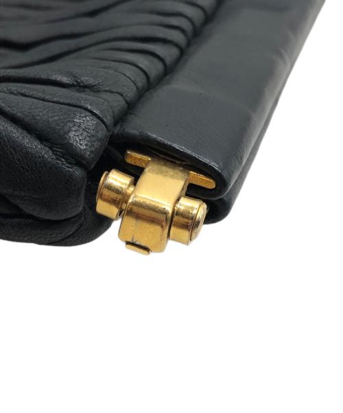 MIU MIU（ミュウミュウ）MIU MIU (ミュウミュウ) マテラッセラムスキンクラッチバッグ ブラックの古着・服飾アイテム