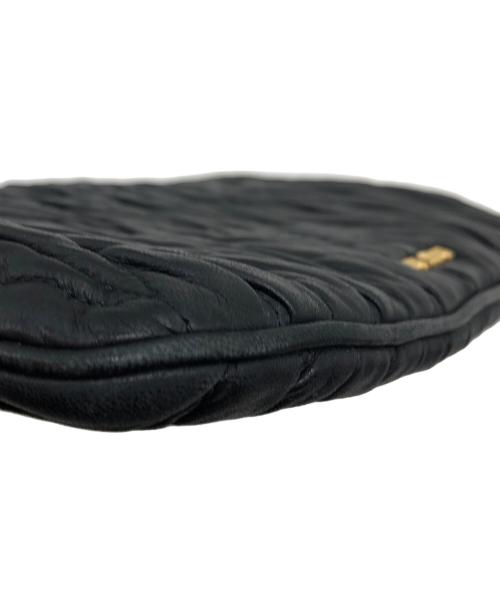 MIU MIU（ミュウミュウ）MIU MIU (ミュウミュウ) マテラッセラムスキンクラッチバッグ ブラックの古着・服飾アイテム