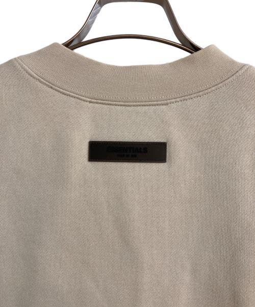 FOG ESSENTIALS（フィアオブゴッド エッセンシャル）FOG ESSENTIALS (フィアオブゴッド エッセンシャル) ロゴワンポイントスウェット ベージュ サイズ:Mの古着・服飾アイテム